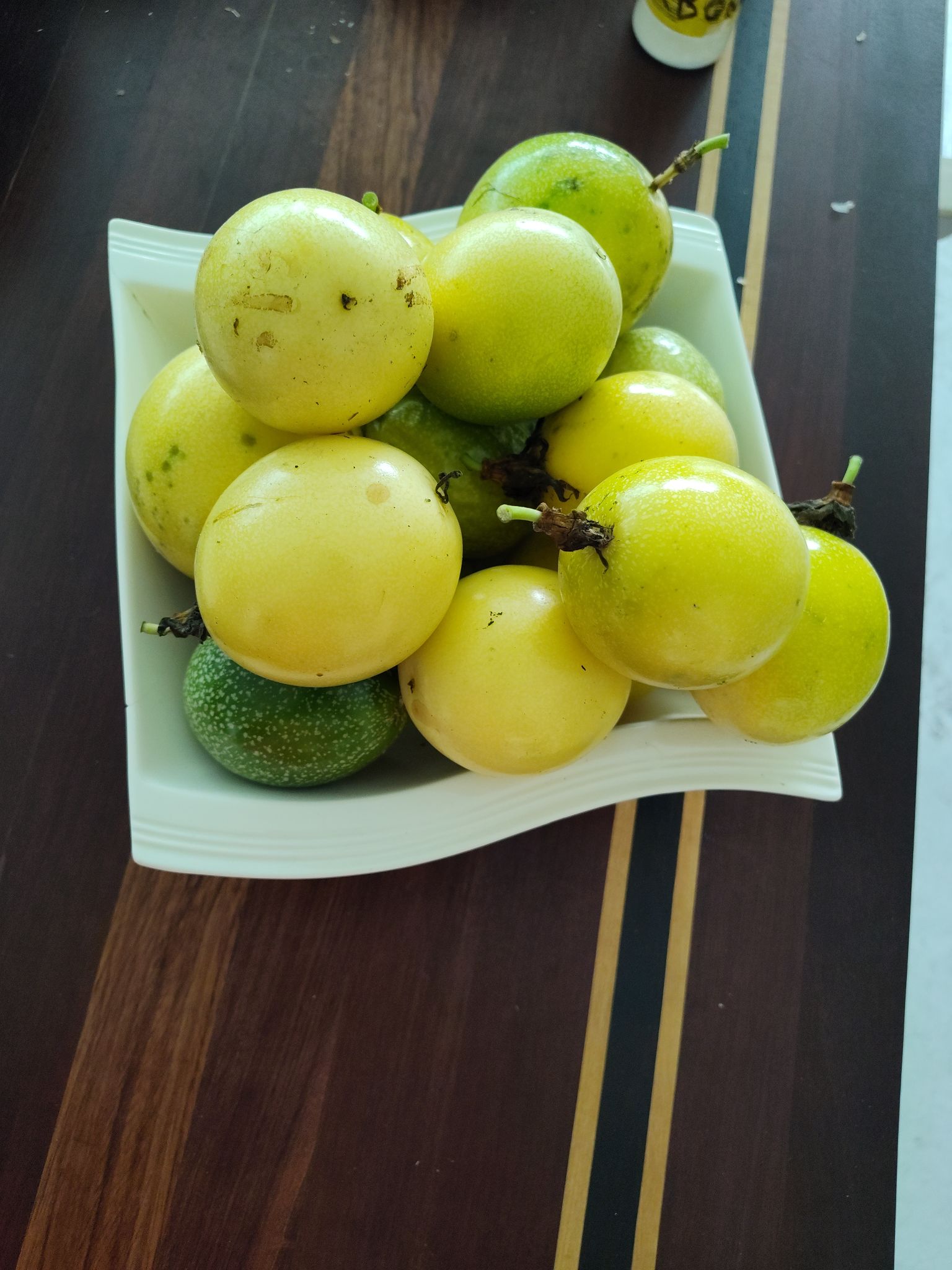 Fresh Organic Passion fruit per pound.
